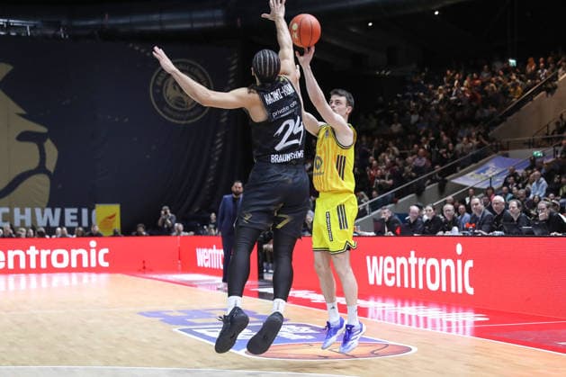 29.03.2026, xgox, Basketball - easyCredit BBL Basketball Loewen Braunschweig - Alba Berlin emspor, v.l. Kaza Kajami Keane (Braunschweig, 24), Jonas Mattisseck (Alba Berlin, 9) Zweikampf, Duell, Kampf, tackle Braunschweig