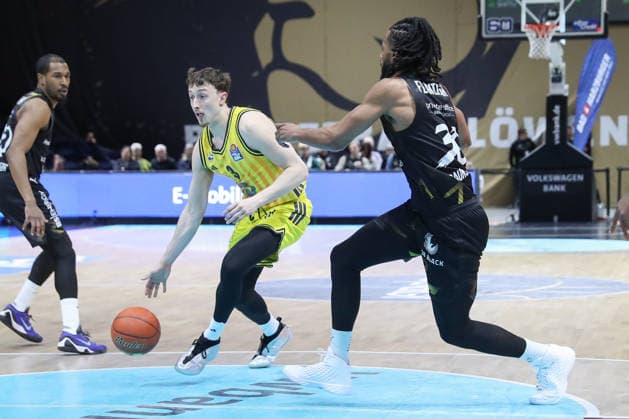 29.03.2026, xgox, Basketball - easyCredit BBL Basketball Loewen Braunschweig - Alba Berlin emspor, v.l. Alex O Conell (Alba Berlin, 3), Chip Fangian (Braunschweig, 30) Zweikampf, Duell, Kampf, tackle Braunschweig