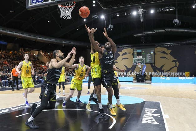 29.03.2026, xgox, Basketball - easyCredit BBL Basketball Loewen Braunschweig - Alba Berlin emspor, v.l. Alex O Conell (Alba Berlin, 3), Simi Shittu (Braunschweig, 45) Zweikampf, Duell, Kampf, tackle Braunschweig