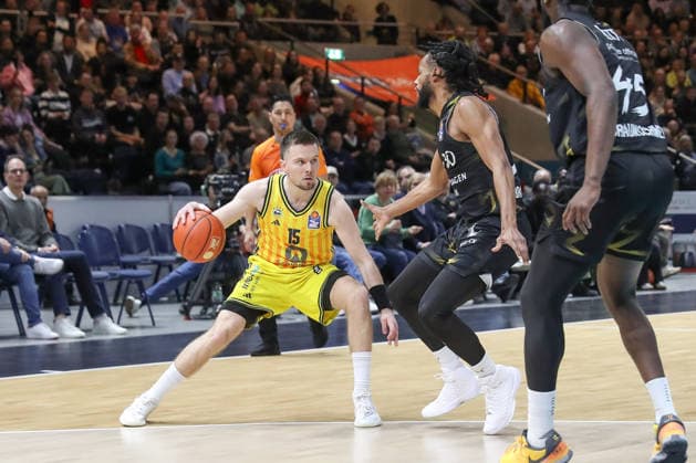 29.03.2026, xgox, Basketball - easyCredit BBL Basketball Loewen Braunschweig - Alba Berlin emspor, v.l. Martin Hermannsson (Alba Berlin, 15), Chip Fangian (Braunschweig, 30) Zweikampf, Duell, Kampf, tackle Braunschweig