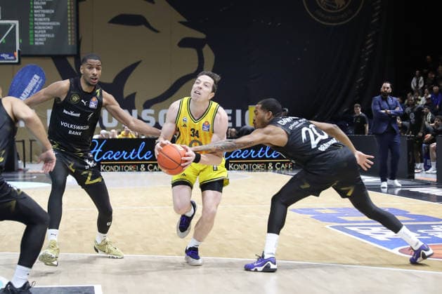 29.03.2026, xgox, Basketball - easyCredit BBL Basketball Loewen Braunschweig - Alba Berlin emspor, v.l. David NGuessan (Braunschweig, 1), Justin Bean (Alba Berlin, 34), Bryant Crawford (Braunschweig, 20) Zweikampf, Duell, Kampf, tackle Braunschweig