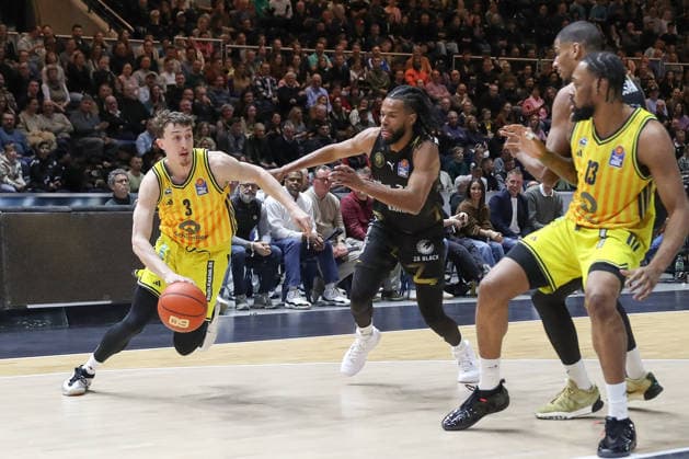 29.03.2026, xgox, Basketball - easyCredit BBL Basketball Loewen Braunschweig - Alba Berlin emspor, v.l. Alex O Conell (Alba Berlin, 3), Chip Fangian (Braunschweig, 30) zZweikampf, Duell, Kampf, tackle Braunschweig