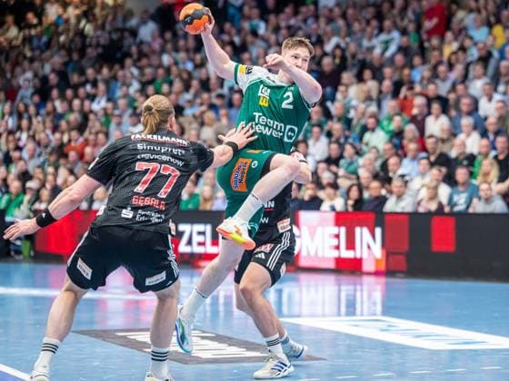 Oskar Neudeck (Frisch Auf Goeppingen, 02) setzt sich gegen Florian Scheerer (HC Erlangen, 10) und Maciej Gebala (HC Erlangen, 77) durch, Frisch Auf Goeppingen vs. HC Erlangen, Handball, 1. Bundesliga, Herren, Spielzeit 2025 2026, 29.03.2026, Frisch Auf Goeppingen vs. HC Erlangen, Handball, 1. Bundesliga, Herren, Spielzeit 2025 2026, 29.03.2026 Goeppingen Copyright: xEibner-Pressefoto MichaelxSchmidx EP_MST