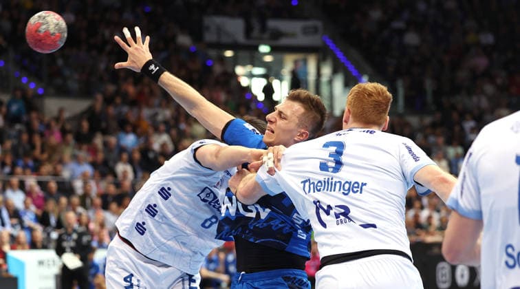 29.03.2026, Deutschland, Stuttgart, Handball Bundesliga, TVB Stuttgart vs. Lemgo Lippe, Simone Mengon (TVB, MIte), Nicolai Theilinger (Lemgo)