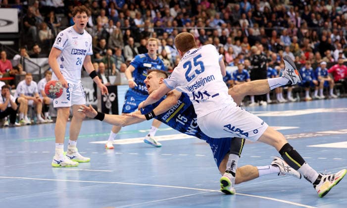 29.03.2026, Deutschland, Stuttgart, Handball Bundesliga, TVB Stuttgart vs. Lemgo Lippe, v.l. Simone Mengon (TVB), Niels Gerardus Versteijnen (Lemgo)