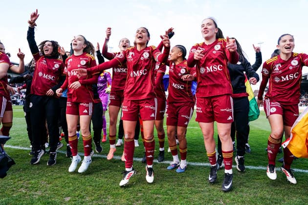 Switzerland: AXA Womens Cup Final 2025 26, BSC YB Frauen vs Servette FC Chenois Feminin - Schützenwiese, Winterthur: Players and staff members of Servette celebrate their victory of the Cup Final, celebration Copyright: xDanielaxPorcellix