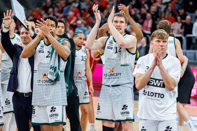 Urald King (Vet-Concept Gladiators Trier, 20), Marten Linssen (Vet-Concept Gladiators Trier, 12), Jorke Aav (Vet-Concept Gladiators Trier, 03), Spielende, enttaeuscht, Enttaeuschung, negative Emotionen, negative Emotion, BMA365 Bamberg Baskets vs. Vet-Concept Gladiators Trier, Basketball, easyCredit BBL, 26. Spieltag, 29.03.2026 BMA365 Bamberg Baskets vs. Vet-Concept Gladiators Trier, Basketball, easyCredit BBL, 26. Spieltag, 29.03.2026 Bamberg Copyright: xEibner-Pressefoto G.xSantemizx EP_EER