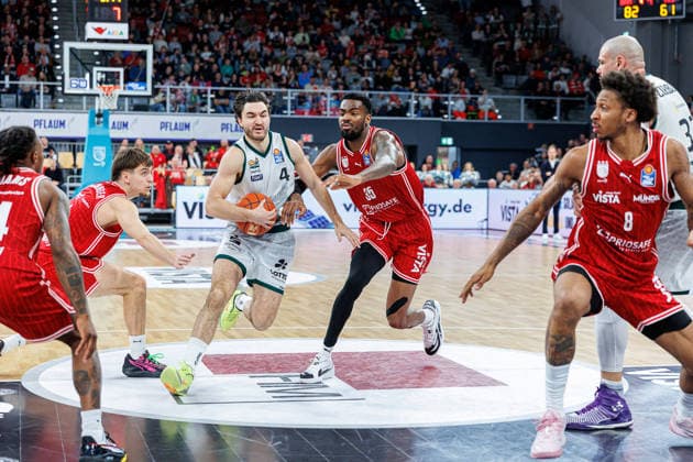 Zachary Ensminger (BMA365 Bamberg Baskets, 01), Clay Guillozet (Vet-Concept Gladiators Trier, 04), Ejiofor Onu (BMA365 Bamberg Baskets, 35), BMA365 Bamberg Baskets vs. Vet-Concept Gladiators Trier, Basketball, easyCredit BBL, 26. Spieltag, 29.03.2026 BMA365 Bamberg Baskets vs. Vet-Concept Gladiators Trier, Basketball, easyCredit BBL, 26. Spieltag, 29.03.2026 Bamberg Copyright: xEibner-Pressefoto G.xSantemizx EP_EER