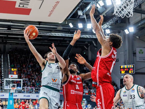 Clay Guillozet (Vet-Concept Gladiators Trier, 04), Ejiofor Onu (BMA365 Bamberg Baskets, 35), Demarcus Demonia (BMA365 Bamberg Baskets, 08), BMA365 Bamberg Baskets vs. Vet-Concept Gladiators Trier, Basketball, easyCredit BBL, 26. Spieltag, 29.03.2026 BMA365 Bamberg Baskets vs. Vet-Concept Gladiators Trier, Basketball, easyCredit BBL, 26. Spieltag, 29.03.2026 Bamberg Copyright: xEibner-Pressefoto G.xSantemizx EP_EER