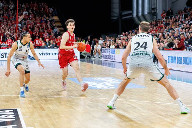 Jordan Roland (Vet-Concept Gladiators Trier, 15), Richard Balint (BMA365 Bamberg Baskets, 11), JJ Mann (Vet-Concept Gladiators Trier, 24), BMA365 Bamberg Baskets vs. Vet-Concept Gladiators Trier, Basketball, easyCredit BBL, 26. Spieltag, 29.03.2026 BMA365 Bamberg Baskets vs. Vet-Concept Gladiators Trier, Basketball, easyCredit BBL, 26. Spieltag, 29.03.2026 Bamberg Copyright: xEibner-Pressefoto G.xSantemizx EP_EER
