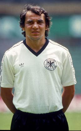 England v West Germany Mexico 1985 Aztec Stadium West Germany v England (0-3) 12 06 1985 Felix Magath (West Germany) Photo Robin Parker International Sports Fotos Mexico Mexico Copyright: xrobinxparkerx
