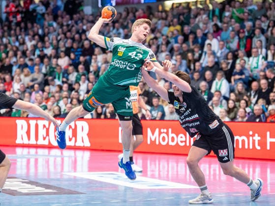 Martin Hanne (Frisch Auf Goeppingen, 42) wird beim Wurf von Florian Scheerer (HC Erlangen, 10) bedraengt, Frisch Auf Goeppingen vs. HC Erlangen, Handball, 1. Bundesliga, Herren, Spielzeit 2025 2026, 29.03.2026, Frisch Auf Goeppingen vs. HC Erlangen, Handball, 1. Bundesliga, Herren, Spielzeit 2025 2026, 29.03.2026 Goeppingen Copyright: xEibner-Pressefoto MichaelxSchmidx EP_MST
