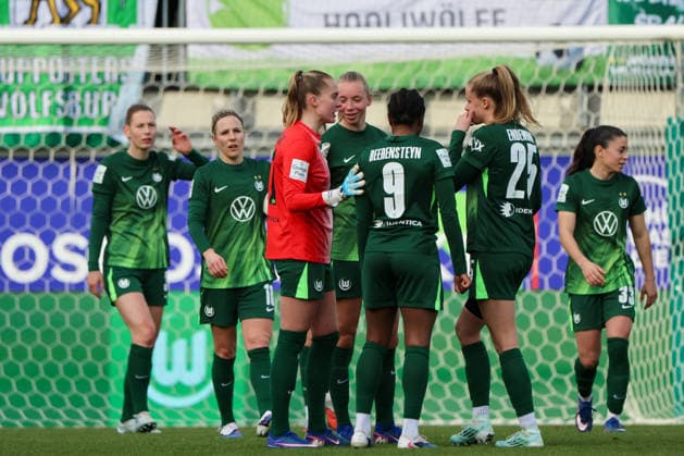Wolfsburg, Deutschland: 29. März 2026 - 1. Frauen Bundesliga - 22. Spieltag - VfL Wolfsburg vs. Union Berlin Im Bild: v.li. die Dritte Janina Minge (VfL) wird nach der roten Karte von Torhüterin Stina Johannes (VfL) zur neuen Torhüterin für die Nachspielzeit und bespricht sich mit Ella Peddemors (VfL), Lineth Beerensteyn (VfL) und Janina Minge (VfL) Copyright: HMBxMedia MadeleinexFantini