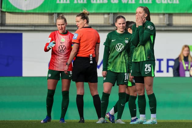 Wolfsburg, Deutschland: 29. März 2026 - 1. Frauen Bundesliga - 22. Spieltag - VfL Wolfsburg vs. Union Berlin Im Bild: v.li. Janina Minge (VfL) wird nach der roten Karte von Torhüterin Stina Johannes (VfL) zur neuen Torhüterin für die Nachspielzeit und Vivien Endemann (VfL), rechts im Bild, hält sich schockiert die Hände vor ihr Gesicht Copyright: HMBxMedia MadeleinexFantini