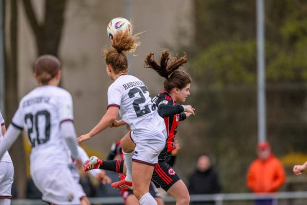 GER, Frankfurt, Eintracht Frankfurt II vs FC Ingolstadt, 2. Frauen Bundesliga, Fussball, DFB, Spielzeit 2025 2026, Stadion am Brentanobad, 21. Spieltag im Bild: Leonie Haberäcker (FC Ingolstadt Frauen 27), Georgia Stanti (Eintracht Frankfurt II 10) DFB DFL REGULATIONS PROHIBIT ANY USE OF PHOTOGRAPHS AS IMAGE SEQUENCES AND OR QUASI-VIDEO, 29.03.2026 Copyright: HMBxMedia HendrikxHamelau