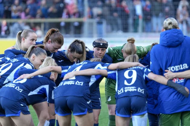 Mannschaftskreis, Wiëlle Douma Wielle Douma (TSG Hoffenheim, 13) , Deutschland, Fussball, GooglePixel Frauen-Bundesliga, 22.Spieltag, 2025 2026, SC Freiburg vs. TSG 1899 Hoffenheim, 29.03.2026, Dreisamstadion, Freiburg, Deutschland DFB REGULATIONS PROHIBIT ANY USE OF PHOTOGRAPHS AS IMAGE SEQUENCES AND OR QUASI-VIDEO. Freiburg Dreisamstadion Baden-Wuerttemberg Deutschland Copyright: xArnexAmbergx