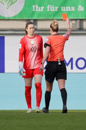29.03.2026, xgrfx, Fussball Google Pixel Frauen-Bundesliga, VfL Wolfsburg - 1.FC Union Berlin v.l. Rote Karte, Stina Johannes (VfL Wolfsburg) (DFL DFB REGULATIONS PROHIBIT ANY USE OF PHOTOGRAPHS as IMAGE SEQUENCES and or QUASI-VIDEO) Wolfsburg