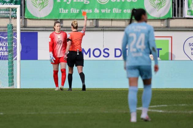 29.03.2026, xgrfx, Fussball Google Pixel Frauen-Bundesliga, VfL Wolfsburg - 1.FC Union Berlin v.l. Rote Karte, Stina Johannes (VfL Wolfsburg) (DFL DFB REGULATIONS PROHIBIT ANY USE OF PHOTOGRAPHS as IMAGE SEQUENCES and or QUASI-VIDEO) Wolfsburg