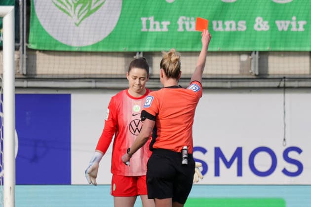 29.03.2026, xgrfx, Fussball Google Pixel Frauen-Bundesliga, VfL Wolfsburg - 1.FC Union Berlin v.l. Rote Karte, Stina Johannes (VfL Wolfsburg) (DFL DFB REGULATIONS PROHIBIT ANY USE OF PHOTOGRAPHS as IMAGE SEQUENCES and or QUASI-VIDEO) Wolfsburg