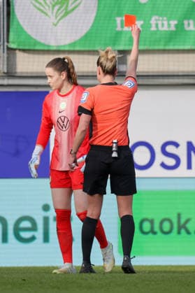 29.03.2026, xgrfx, Fussball Google Pixel Frauen-Bundesliga, VfL Wolfsburg - 1.FC Union Berlin v.l. Rote Karte, Stina Johannes (VfL Wolfsburg) (DFL DFB REGULATIONS PROHIBIT ANY USE OF PHOTOGRAPHS as IMAGE SEQUENCES and or QUASI-VIDEO) Wolfsburg