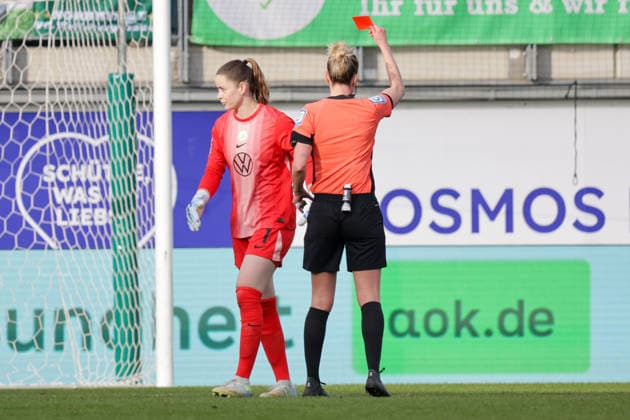 29.03.2026, xgrfx, Fussball Google Pixel Frauen-Bundesliga, VfL Wolfsburg - 1.FC Union Berlin v.l. Rote Karte, Stina Johannes (VfL Wolfsburg) (DFL DFB REGULATIONS PROHIBIT ANY USE OF PHOTOGRAPHS as IMAGE SEQUENCES and or QUASI-VIDEO) Wolfsburg