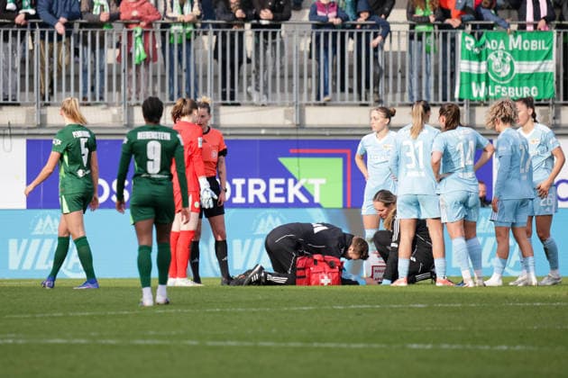 29.03.2026, xgrfx, Fussball Google Pixel Frauen-Bundesliga, VfL Wolfsburg - 1.FC Union Berlin v.l. Rote Karte, Stina Johannes (VfL Wolfsburg) (DFL DFB REGULATIONS PROHIBIT ANY USE OF PHOTOGRAPHS as IMAGE SEQUENCES and or QUASI-VIDEO) Wolfsburg