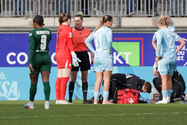 29.03.2026, xgrfx, Fussball Google Pixel Frauen-Bundesliga, VfL Wolfsburg - 1.FC Union Berlin v.l. Rote Karte, Stina Johannes (VfL Wolfsburg) (DFL DFB REGULATIONS PROHIBIT ANY USE OF PHOTOGRAPHS as IMAGE SEQUENCES and or QUASI-VIDEO) Wolfsburg