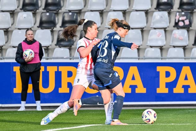 Leela Egli (SC Freiburg, 20), Wielle Douma (TSG Hoffenheim, 13) im Duell um den Ball. GER, SC Freiburg - TSG Hoffenheim, Frauen-Fussball, Google Pixel Frauen-Bundesliga, 22. Spieltag, Saison 2025 2026, 29.03.2026 DFB REGULATIONS PROHIBIT ANY USE OF PHOTOGRAPHS AS IMAGE SEQUENCES AND OR QUASI-VIDEO GER, SC Freiburg - TSG Hoffenheim, Frauen-Fussball, Google Pixel Frauen-Bundesliga, 22. Spieltag, Saison 2025 2026, 29.03.2026 Freiburg Copyright: xEibner-Pressefoto ThomasxHessx EP_THS