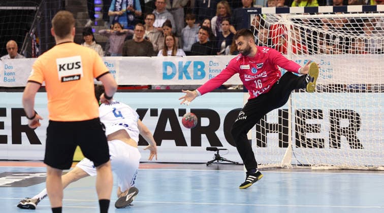 29.03.2026, Deutschland, Stuttgart, Handball Bundesliga, TVB Stuttgart vs. Lemgo Lippe, Samuel Zehnder (Lemgo, links) wirft das Tor per Siebenmeter zum Endstand 32:32, Miljan Vujovic (TVB)