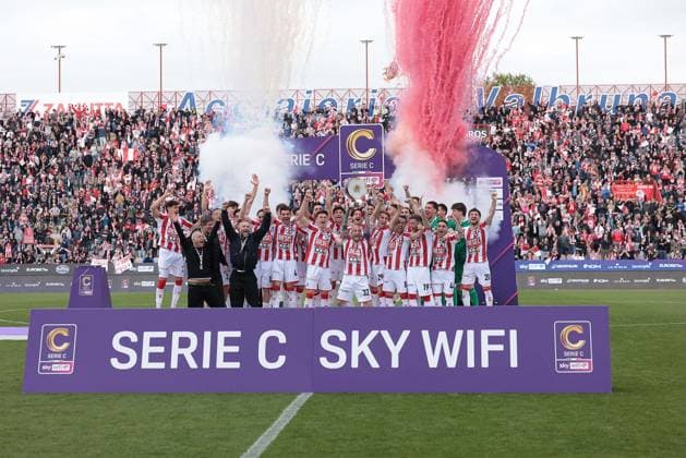 CALCIO - Serie C Italia - Vicenza vs Brescia L.R. Vicenza s players celebrate their victory at the end of the match during the match of 34th day of the Serie C Championship between L.R. Vicenza vs Union Brescia at the Romeo Menti Stadium on 29 March 2026 in Vicenza, VI. Vicenza Italy  Copyright: xIPAxSport ABACAx