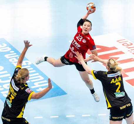 29.03.2026, GER, Handball, Frauen, Saison 2025 2026, EHF European League, Viertelfinale, Thueringer HC - Nykobing Falster Handbold Nanna Hinnerfeldt Andersen (Nykobing Falster Handbold), Natsuki Aizawa (Thueringer HC,23), Caroline Aar Jakobsen (Nykobing Falster Handbold) 99947 Bad Langensalza Salza Halle Sporthalle Mehrz Thüringen Deutschland