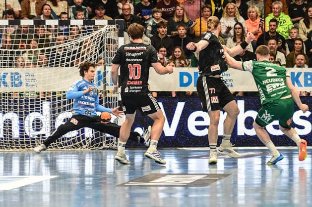 DAIKIN HBL Bundesliga: Frisch Auf! Göppingen - HC Erlangen; Göppingen, 29.03.2026 Parade von Tin Herceg (HC Erlangen, 99) nach dem Wurf von Oskar Neudeck (FRISCH AUF! Göppingen, 2). Göppingen, 29.03.2026, 26. Spieltag der DAIKIN Handball-Bundesliga, Frisch Auf! Göppingen - HC Erlangen EWS-Arena, Göppingen. Copyright: xBEAUTIFULxSPORTS Märklx