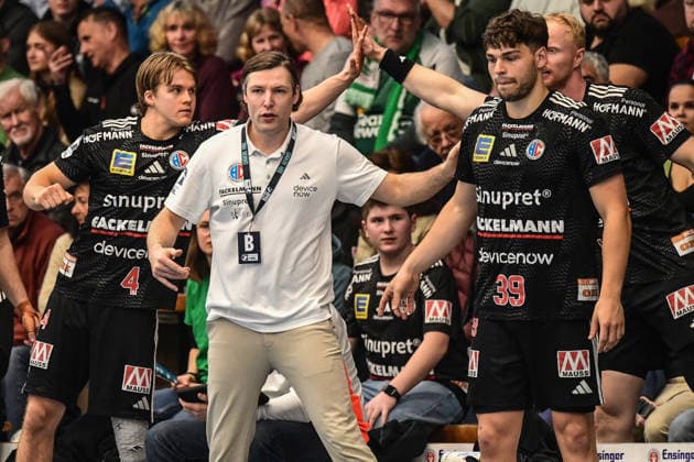 DAIKIN HBL Bundesliga: Frisch Auf! Göppingen - HC Erlangen; Göppingen, 29.03.2026 Trainer Johannes Sellin (HC Erlangen) in der Coachingzone. Göppingen, 29.03.2026, 26. Spieltag der DAIKIN Handball-Bundesliga, Frisch Auf! Göppingen - HC Erlangen EWS-Arena, Göppingen. Copyright: xBEAUTIFULxSPORTS Märklx