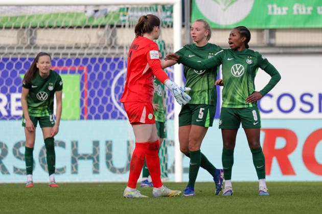 29.03.2026, xgrfx, Fussball Google Pixel Frauen-Bundesliga, VfL Wolfsburg - 1.FC Union Berlin v.l. Rote Karte, Stina Johannes (VfL Wolfsburg) (DFL DFB REGULATIONS PROHIBIT ANY USE OF PHOTOGRAPHS as IMAGE SEQUENCES and or QUASI-VIDEO) Wolfsburg