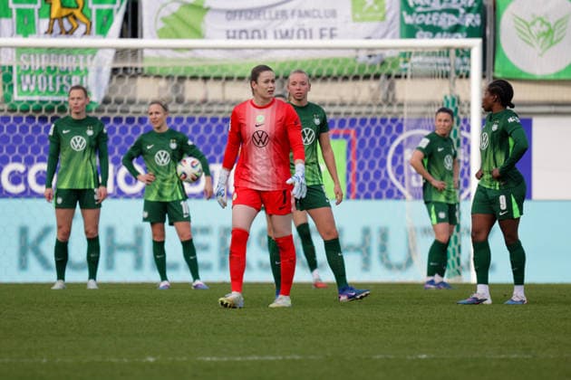 29.03.2026, xgrfx, Fussball Google Pixel Frauen-Bundesliga, VfL Wolfsburg - 1.FC Union Berlin v.l. Rote Karte, Stina Johannes (VfL Wolfsburg) (DFL DFB REGULATIONS PROHIBIT ANY USE OF PHOTOGRAPHS as IMAGE SEQUENCES and or QUASI-VIDEO) Wolfsburg
