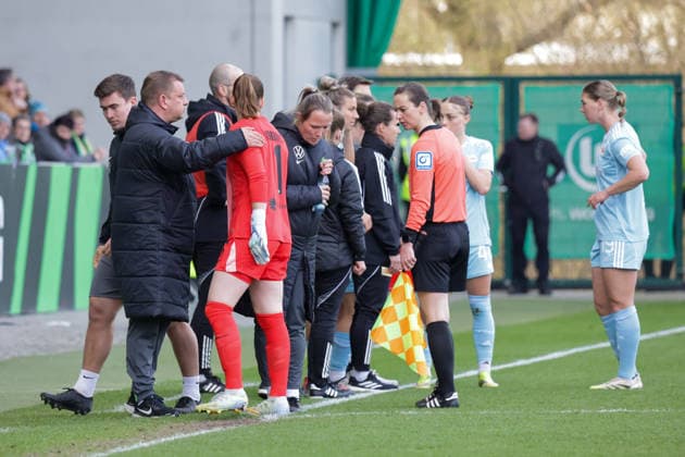 29.03.2026, xgrfx, Fussball Google Pixel Frauen-Bundesliga, VfL Wolfsburg - 1.FC Union Berlin v.l. Rote Karte, Stina Johannes (VfL Wolfsburg) (DFL DFB REGULATIONS PROHIBIT ANY USE OF PHOTOGRAPHS as IMAGE SEQUENCES and or QUASI-VIDEO) Wolfsburg