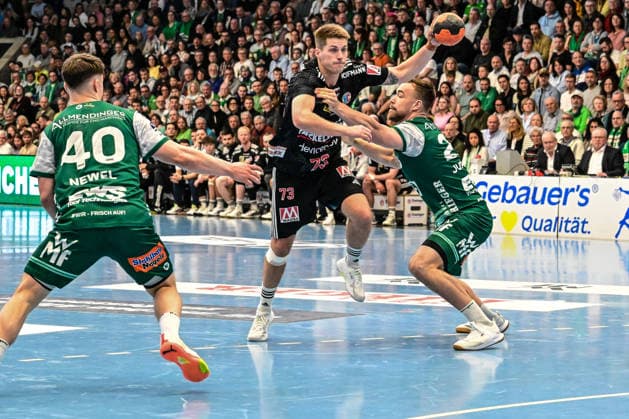 DAIKIN HBL Bundesliga: Frisch Auf! Göppingen - HC Erlangen; Göppingen, 29.03.2026 Im Angriff: Viggo Kristjansson (HC Erlangen, 73) und Ludvig Jurmala (FRISCH AUF! Göppingen, 25) verteidigt. Göppingen, 29.03.2026, 26. Spieltag der DAIKIN Handball-Bundesliga, Frisch Auf! Göppingen - HC Erlangen EWS-Arena, Göppingen. Copyright: xBEAUTIFULxSPORTS Märklx