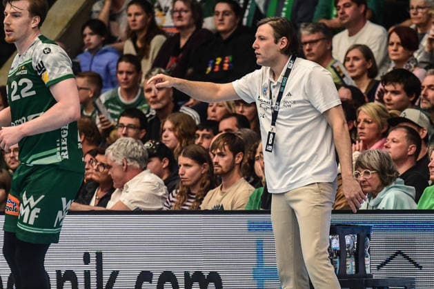 DAIKIN HBL Bundesliga: Frisch Auf! Göppingen - HC Erlangen; Göppingen, 29.03.2026 Trainer Johannes Sellin (HC Erlangen) coached seine Spieler. Göppingen, 29.03.2026, 26. Spieltag der DAIKIN Handball-Bundesliga, Frisch Auf! Göppingen - HC Erlangen EWS-Arena, Göppingen. Copyright: xBEAUTIFULxSPORTS Märklx