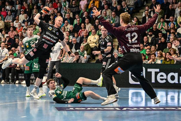 DAIKIN HBL Bundesliga: Frisch Auf! Göppingen - HC Erlangen; Göppingen, 29.03.2026 Sebastian Firnhaber (HC Erlangen, 18) beim Wurf gegen Kristian Saeveras (FRISCH AUF! Göppingen, 12). Göppingen, 29.03.2026, 26. Spieltag der DAIKIN Handball-Bundesliga, Frisch Auf! Göppingen - HC Erlangen EWS-Arena, Göppingen. Copyright: xBEAUTIFULxSPORTS Märklx