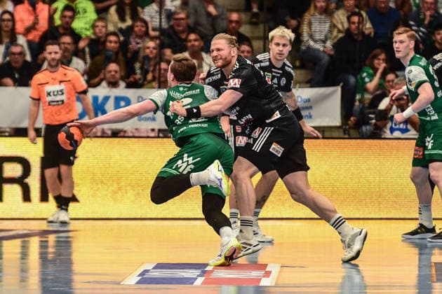 DAIKIN HBL Bundesliga: Frisch Auf! Göppingen - HC Erlangen; Göppingen, 29.03.2026 Maciej Gebala (HC Erlangen, 77) nimmt Erik Persson (FRISCH AUF! Göppingen, 22) in die Zange. Göppingen, 29.03.2026, 26. Spieltag der DAIKIN Handball-Bundesliga, Frisch Auf! Göppingen - HC Erlangen EWS-Arena, Göppingen. Copyright: xBEAUTIFULxSPORTS Märklx