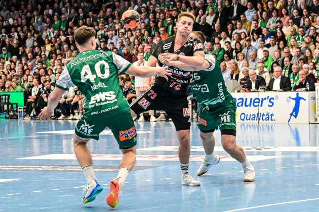 DAIKIN HBL Bundesliga: Frisch Auf! Göppingen - HC Erlangen; Göppingen, 29.03.2026 Kein Durchkommen von Viggo Kristjansson (HC Erlangen, 73) gegen Ludvig Jurmala (FRISCH AUF! Göppingen, 25). Göppingen, 29.03.2026, 26. Spieltag der DAIKIN Handball-Bundesliga, Frisch Auf! Göppingen - HC Erlangen EWS-Arena, Göppingen. Copyright: xBEAUTIFULxSPORTS Märklx