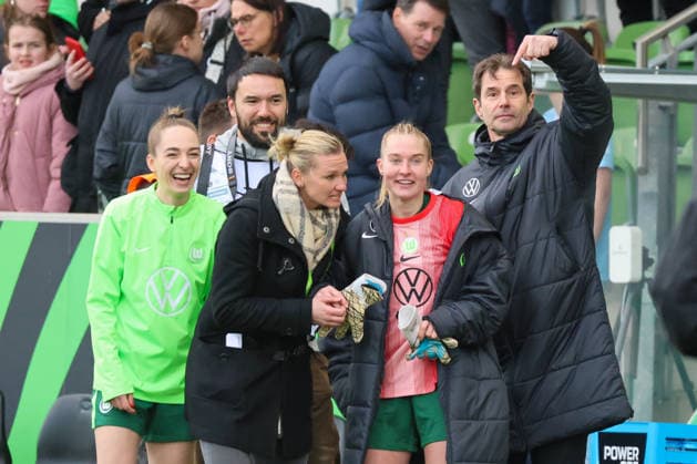 Wolfsburg, Deutschland: 29. März 2026 - 1. Frauen Bundesliga - 22. Spieltag - VfL Wolfsburg vs. Union Berlin Im Bild: v.li. die Dritte Janina Minge (VfL) wird als Ersatztorhüterin für die Torhüterin Stina Johannes (VfL), die einen Platzverweis erhielt, von den Fans für ihre Rolle als Torhüterin gefeiert, neben ihr Sophia Kleinherne (VfL), Alexandra Popp (VfL) und VfL Wolfsburg Sportdirektor Ralf Kellermann (VfL) neben ihr Copyright: HMBxMedia MadeleinexFantini
