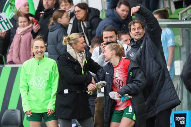 Wolfsburg, Deutschland: 29. März 2026 - 1. Frauen Bundesliga - 22. Spieltag - VfL Wolfsburg vs. Union Berlin Im Bild: v.li. die Dritte Janina Minge (VfL) wird als Ersatztorhüterin für die Torhüterin Stina Johannes (VfL), die einen Platzverweis erhielt, von den Fans für ihre Rolle als Torhüterin gefeiert, neben ihr Sophia Kleinherne (VfL), Alexandra Popp (VfL) und VfL Wolfsburg Sportdirektor Ralf Kellermann (VfL) neben ihr Copyright: HMBxMedia MadeleinexFantini