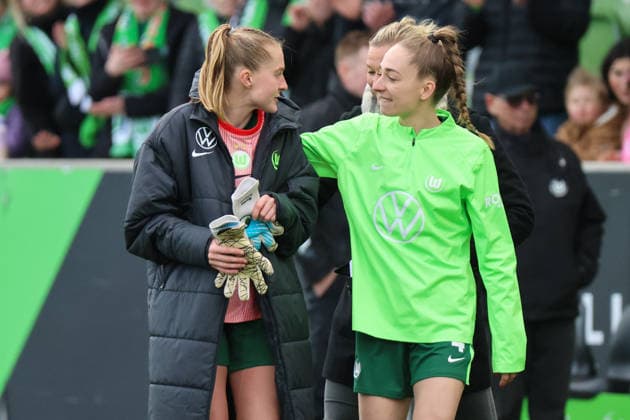 Wolfsburg, Deutschland: 29. März 2026 - 1. Frauen Bundesliga - 22. Spieltag - VfL Wolfsburg vs. Union Berlin Im Bild: Janina Minge (VfL) wird als Ersatztorhüterin für die Torhüterin Stina Johannes (VfL), die einen Platzverweis erhielt, von den Fans für ihre Rolle als Torhüterin gefeiert, und Sophia Kleinherne (VfL) freut sich mit ihr Copyright: HMBxMedia MadeleinexFantini