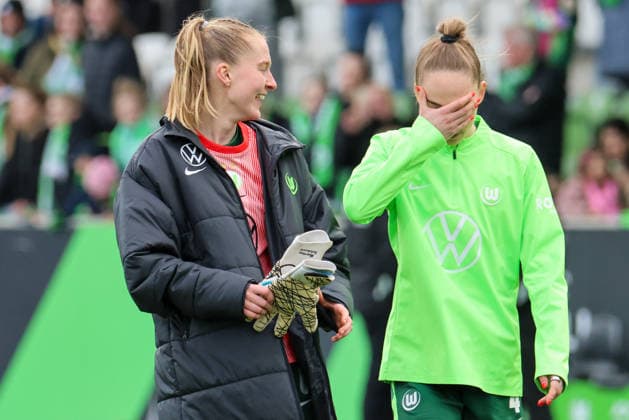 Wolfsburg, Deutschland: 29. März 2026 - 1. Frauen Bundesliga - 22. Spieltag - VfL Wolfsburg vs. Union Berlin Im Bild: Janina Minge (VfL) wird als Ersatztorhüterin für die Torhüterin Stina Johannes (VfL), die einen Platzverweis erhielt, von den Fans für ihre Rolle als Torhüterin gefeiert, und Sophia Kleinherne (VfL) hält sich die Hand nach dem turbulenten Spiel vor ihr Gesicht Copyright: HMBxMedia MadeleinexFantini