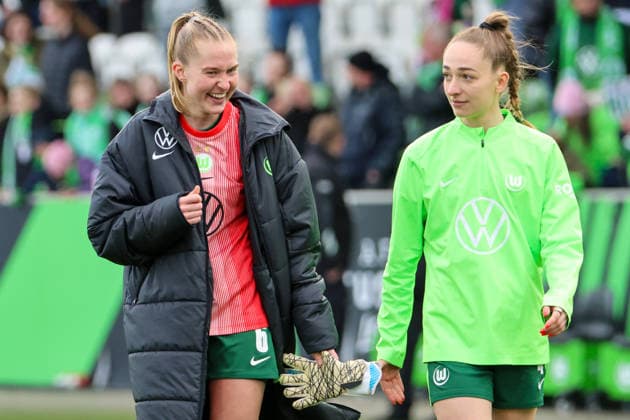 Wolfsburg, Deutschland: 29. März 2026 - 1. Frauen Bundesliga - 22. Spieltag - VfL Wolfsburg vs. Union Berlin Im Bild: v.li. Janina Minge (VfL) wird als Ersatztorhüterin für die Torhüterin Stina Johannes (VfL), die einen Platzverweis erhielt, von den Fans für ihre Rolle als Torhüterin gefeiert und Sophia Kleinherne (VfL) freut sich mit ihr Copyright: HMBxMedia MadeleinexFantini
