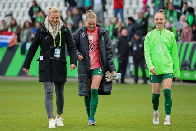 Wolfsburg, Deutschland: 29. März 2026 - 1. Frauen Bundesliga - 22. Spieltag - VfL Wolfsburg vs. Union Berlin Im Bild: v.li. die Zweite Janina Minge (VfL) wird als Ersatztorhüterin für die Torhüterin Stina Johannes (VfL), die einen Platzverweis erhielt, von den Fans für ihre Rolle als Torhüterin gefeiert, dabei wird sie von Alexandra Popp (VfL) und Sophia Kleinherne (VfL) begleitet Copyright: HMBxMedia MadeleinexFantini