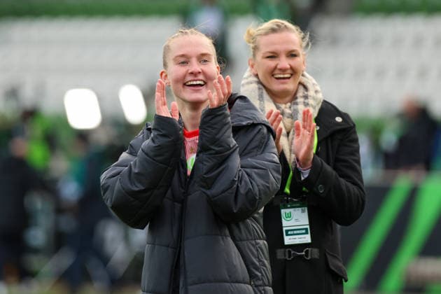 Wolfsburg, Deutschland: 29. März 2026 - 1. Frauen Bundesliga - 22. Spieltag - VfL Wolfsburg vs. Union Berlin Im Bild: Janina Minge (VfL) wird als Ersatztorhüterin für die Torhüterin Stina Johannes (VfL), die einen Platzverweis erhielt, von den Fans für ihre Rolle als Torhüterin gefeiert Copyright: HMBxMedia MadeleinexFantini