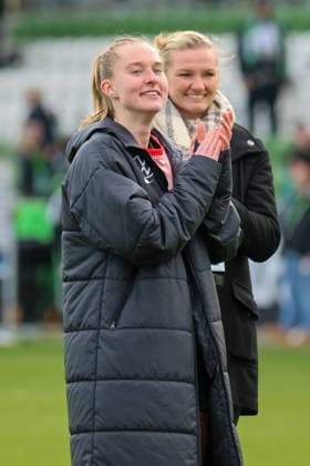 Wolfsburg, Deutschland: 29. März 2026 - 1. Frauen Bundesliga - 22. Spieltag - VfL Wolfsburg vs. Union Berlin Im Bild: Janina Minge (VfL) wird als Ersatztorhüterin für die Torhüterin Stina Johannes (VfL), die einen Platzverweis erhielt, von den Fans für ihre Rolle als Torhüterin gefeiert Copyright: HMBxMedia MadeleinexFantini