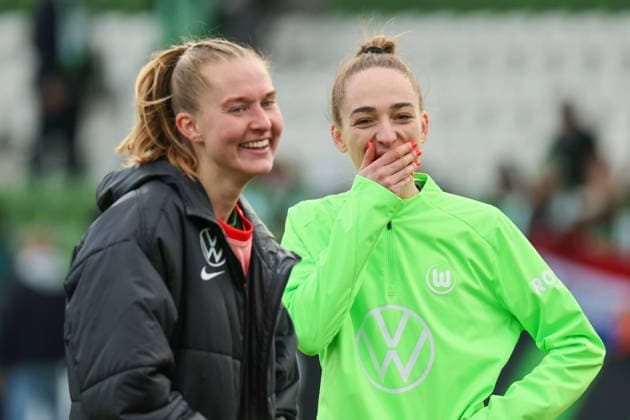 Wolfsburg, Deutschland: 29. März 2026 - 1. Frauen Bundesliga - 22. Spieltag - VfL Wolfsburg vs. Union Berlin Im Bild: v.li. Janina Minge (VfL) wird als Ersatztorhüterin für die Torhüterin Stina Johannes (VfL), die einen Platzverweis erhielt, von den Fans für ihre Rolle als Torhüterin gefeiert, neben ihr freut sich Sophia Kleinherne (VfL) mit ihr Copyright: HMBxMedia MadeleinexFantini